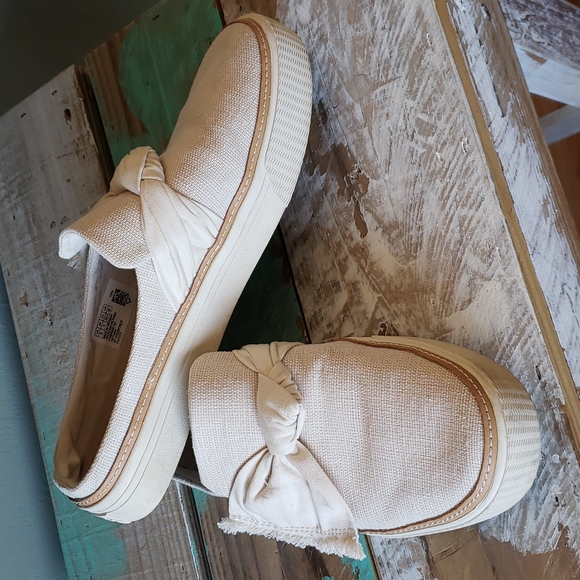 TOMS women sandal. Cream with bow. Size W8 - Picture 1 of 4